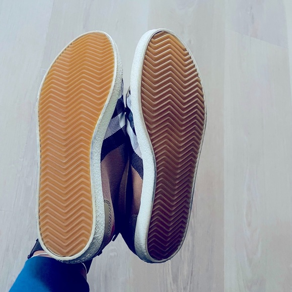 Burberry shoes, size 38. Fits like an 8 - Picture 2 of 4